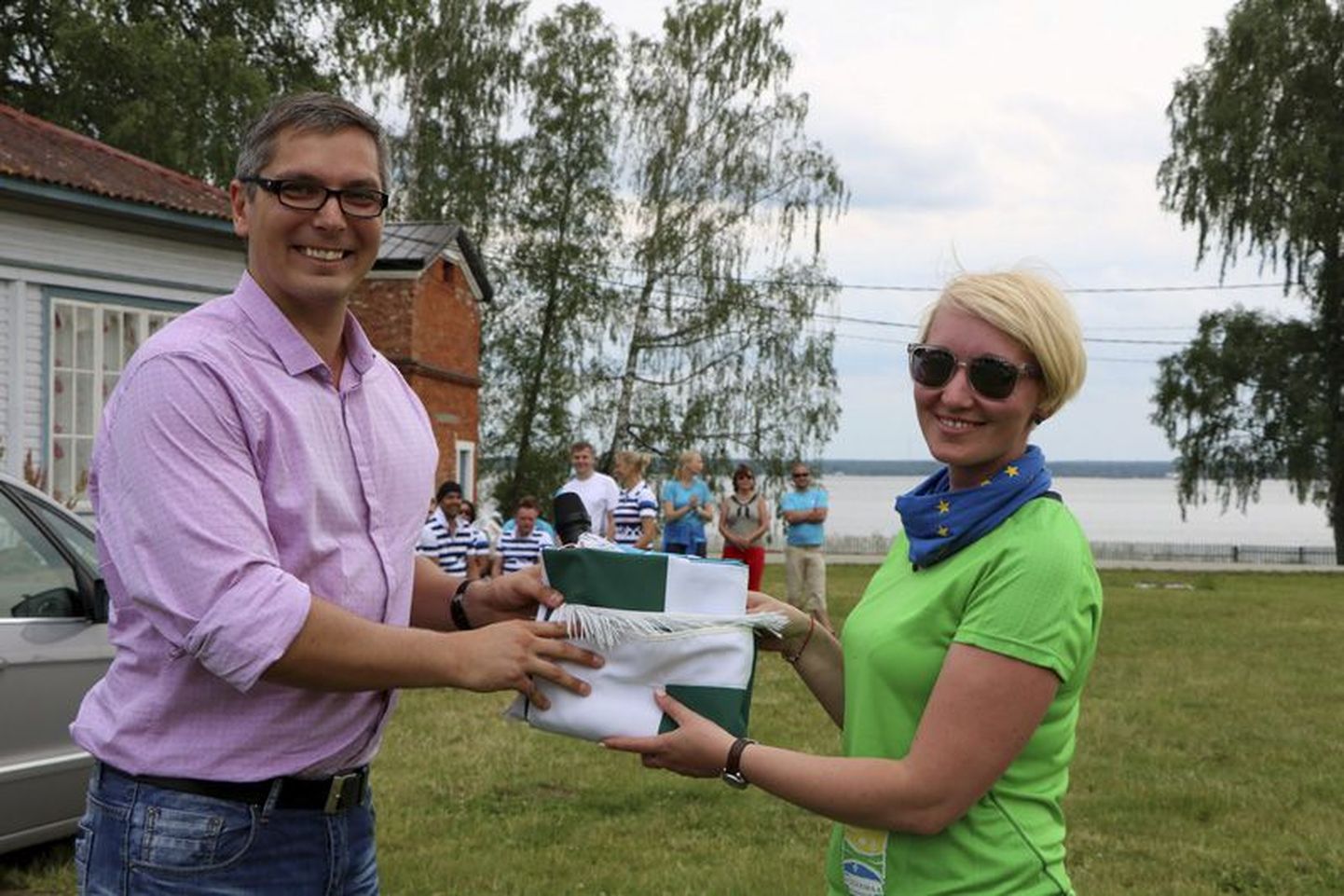 Tuleva aasta suveseminariks andis Lääne-Viru maavanem Marko Torm teatepulga üle Põlvamaa maavanemale Ulla ­Preedenile.