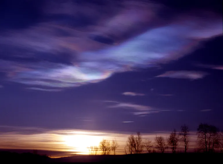 Polaarsed stratosfääripilved on talvisel ajal polaaralal stratosfääris 15–25 km kõrgusel tekkivad pilved, pildil Kirunas Rootsis. Sellised pilved loovad ideaalsed tingimused osooniaukude tekkeks, sest soodustavad keemilisi reaktsioone, mis vabastavad kloori, mis on osoonikihti lõhkuvate keemiliste ainete katalüsaatoriks.
