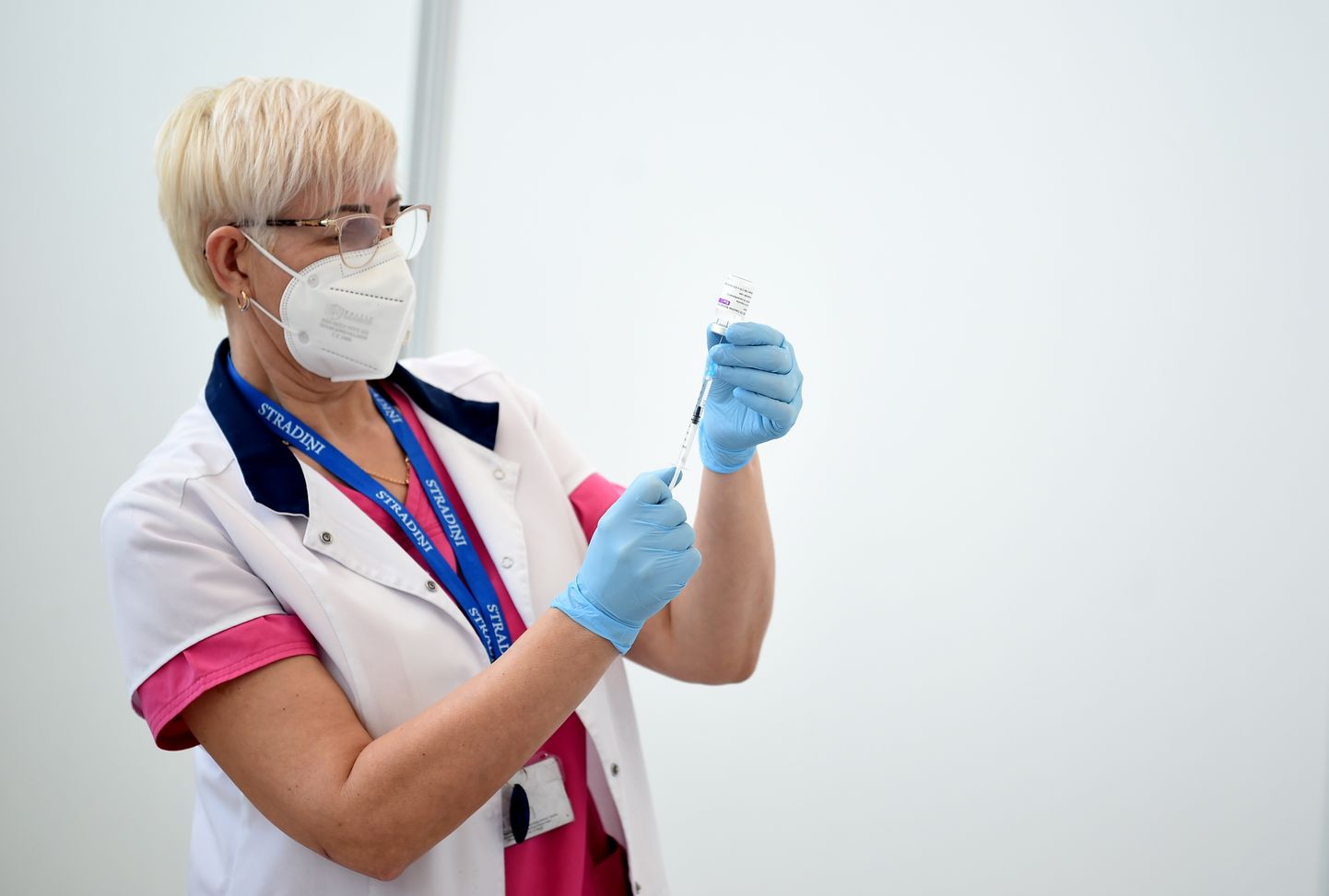 Paula Stradiņa klīniskajā universitātes slimnīcā ar "Astra Zeneca" vakcīnu pret Covid-19 tiek vakcinētas valsts augstākās amatpersonas.