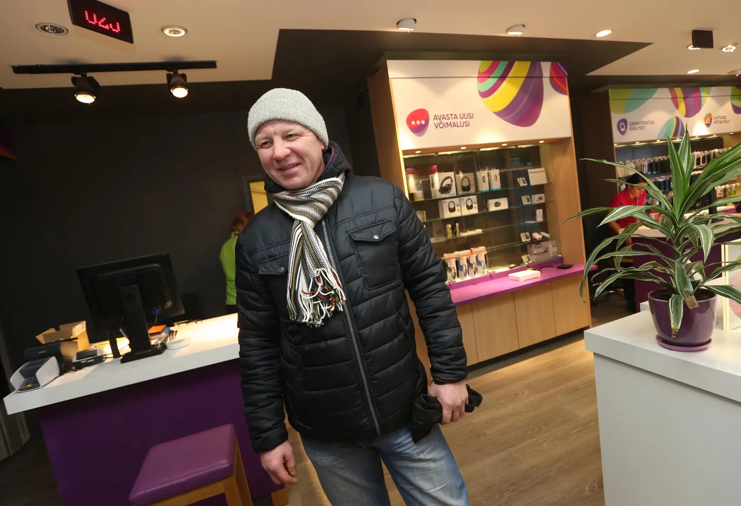 Rainer Nõmm käis eile Telia Põlva esindusest läbi, kuna tema internetist ostetud telefon ei võtnud pilti ette. Ta on üllatunud, kuuldes, et esindus jääb esialgu püsima.