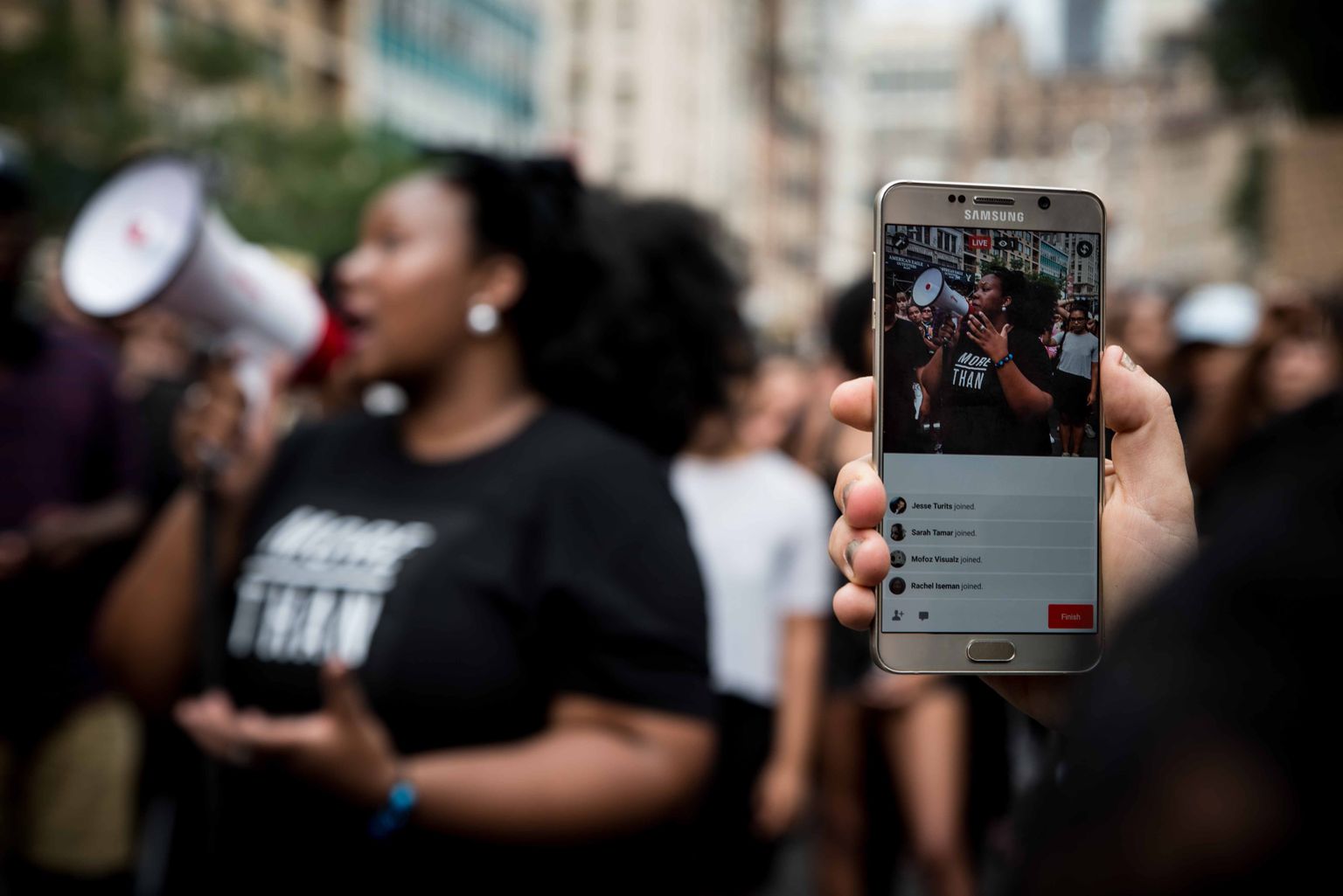 Osaleja filmib läinud pühapäeval New Yorgis toimunud meeleavalduse kulgu ning paiskab selle reaalajas sotsiaalmeediasse.