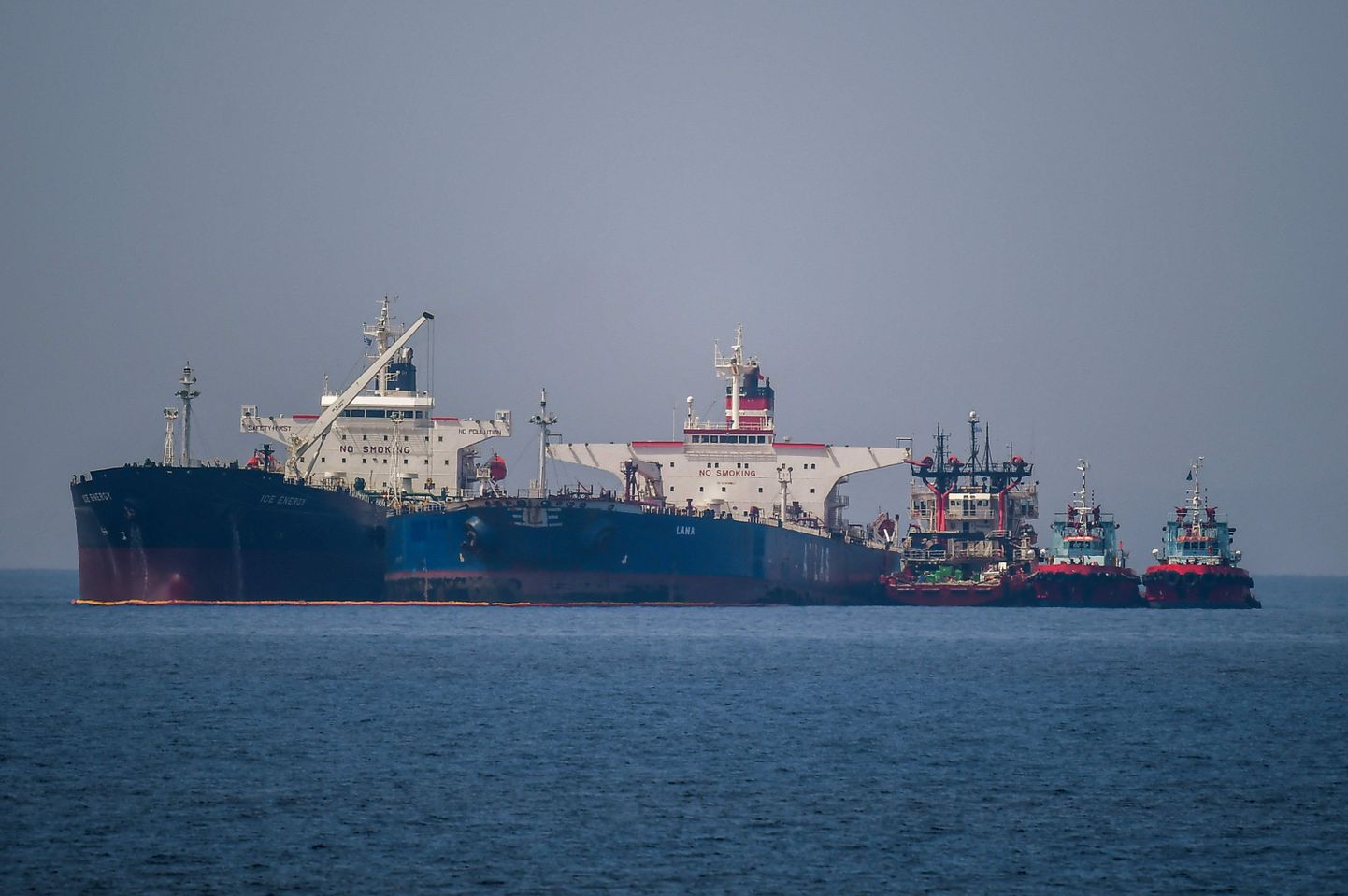 Libeeria lipu all seilav tanker Ice Energy (vasakul) pumpas Kreeka ranniku lähedal tankerilt Lana ümber  sanktsioneeritud riikidest pärit toornaftat, foto tehtud maikuus.