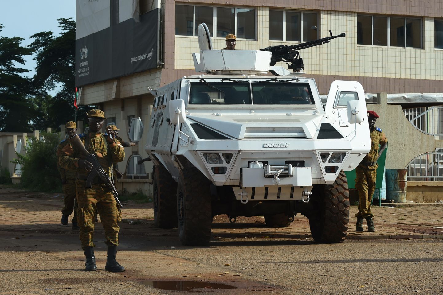 Burkina Faso sõjaväelased Guillaume Ouedraogo sõjaväebaasi juures.