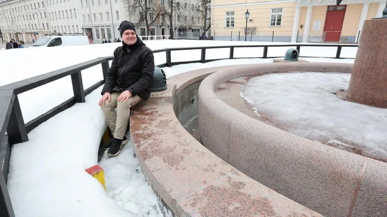 Ragnar Kekkonen Tartu Raekoja platsi liuväljal «Suudlevate tudengite purskkaevu juures.