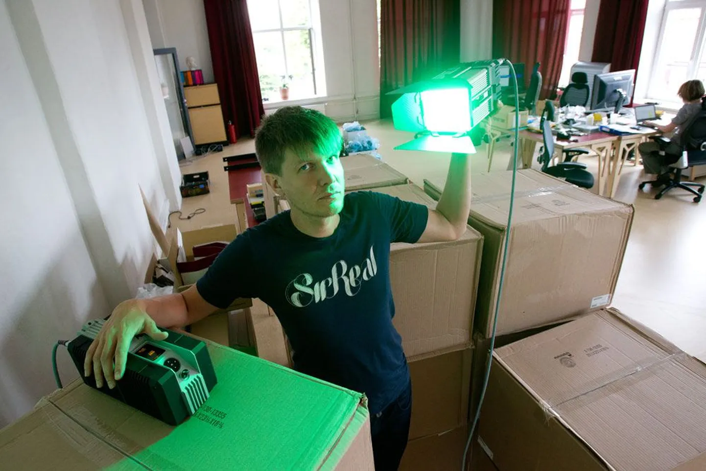 Kaur Kallas näitab LED-valgustussüsteemi kompaktsust