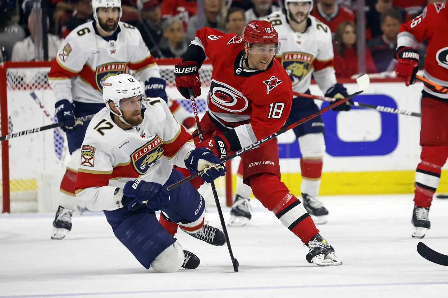 Florida Panthers alistas NHLi idakonverentsi finaalseeria avamängus neljandal lisaajal Carolina Hurricanesi.