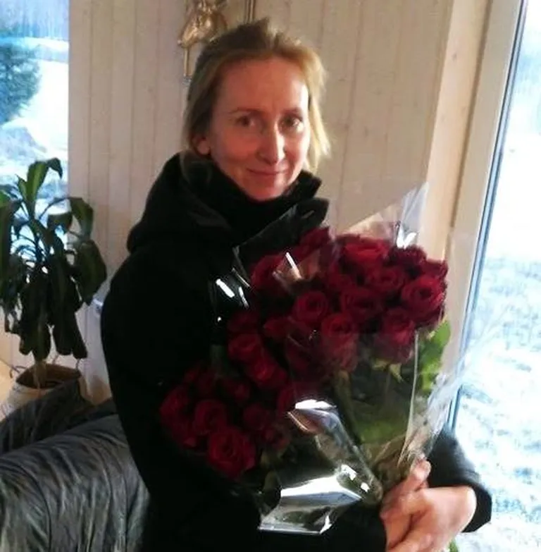 Eva Pruuli, lillepoodnik.


«Arvan, et eriolukord oli vajalik, praegu vist ei olegi paremat varianti viiruse takistamiseks. Tore oleks, kui inimesed saaks aru, et see ei ole välja mõeldud kellegi kiusamiseks, vaid selleks, et meil ei tekiks sama kohutavat olukorda, nagu Itaalias on. Vaadates praegu kohaliku poe parklat, kuhu auto ei mahu, siis mulle tundub, et eriolukorra olemus ei ole veel inimestele selgeks saanud.
Olukorda endale tohutuks katsumuseks pole veel pidanud. Oleme käinud hädavajadusel toidupoes, apteegis, pakiautomaadi juures ja raamatukogus. Desinfitseerime hoolega käsi või kasutame kindaid.
Meil on suur luksus jääda koos lastega koju ja aidata neid koduõppel. Kui olukord kestab veel kaua, eks siis teki murekohti, aga ette ma nende üle stressata ei taha. Elame maal, saame liikuda õues. Mina sulgesin poe kuu lõpuni ja elukaaslane saab teha tööd kodukontorist.»