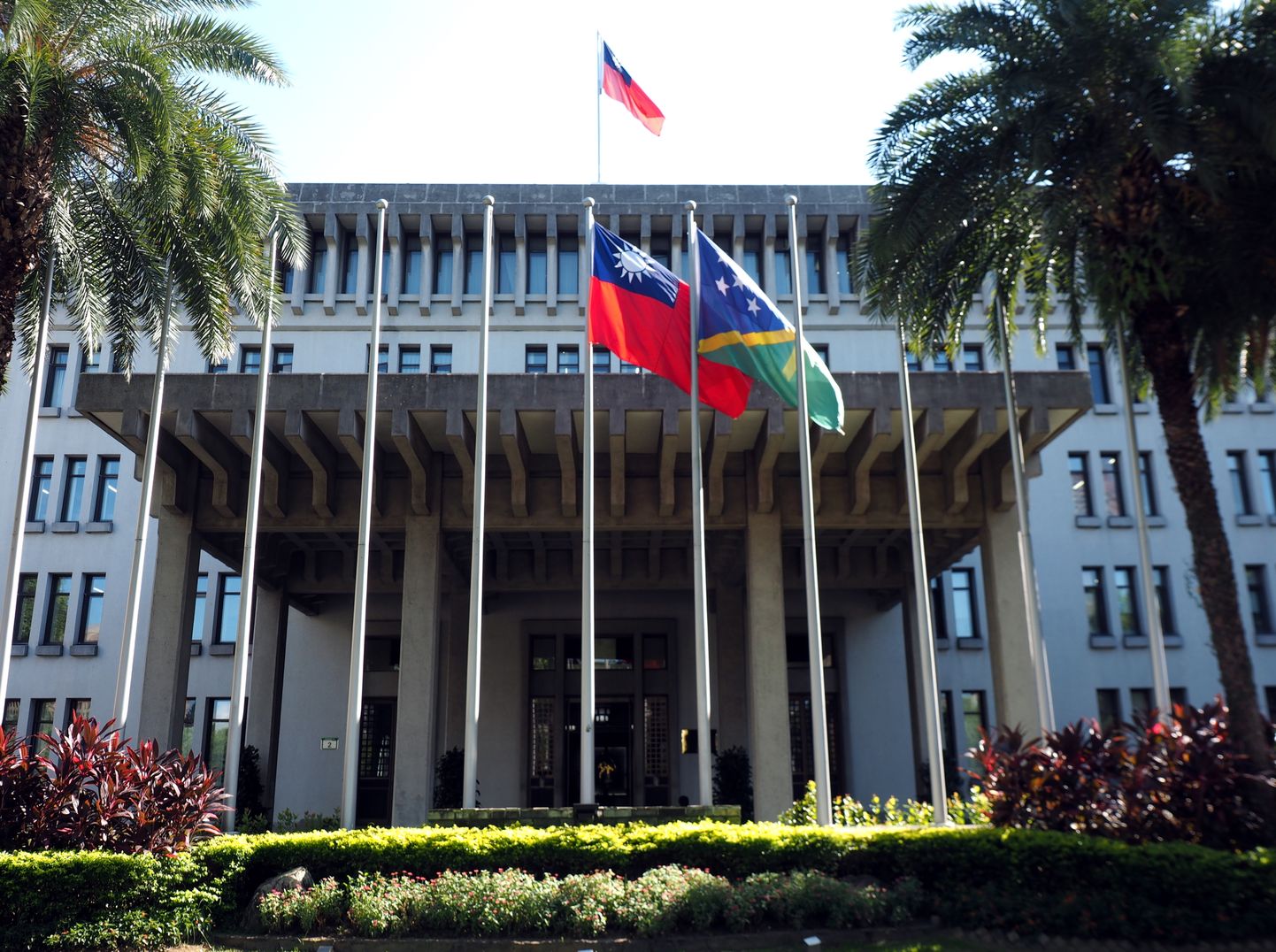 Taiwani (V) ja Saalomoni saarte lipp (P) lehvimas Taipeis Taiwani välisministeeriumi ees 10. septembril.