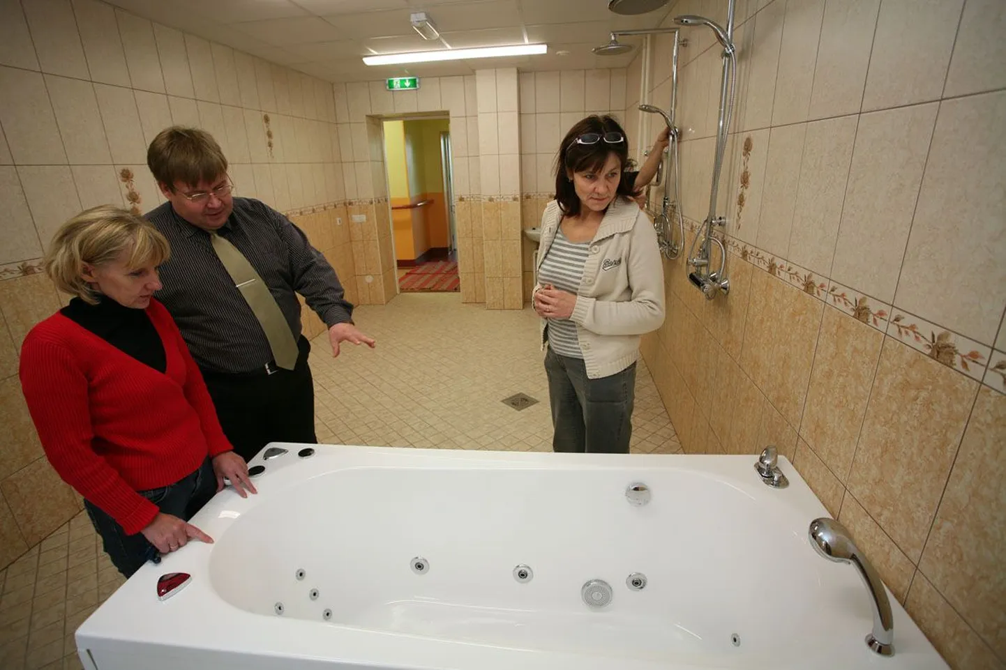 Koeru hooldekeskus, pearaamatupidaja Urve Sopp (vasakult), SA Koeru Hooldekeskus juhataja Rünno Lass ja hooldusosakonna juhataja Anneli Eelmaa.