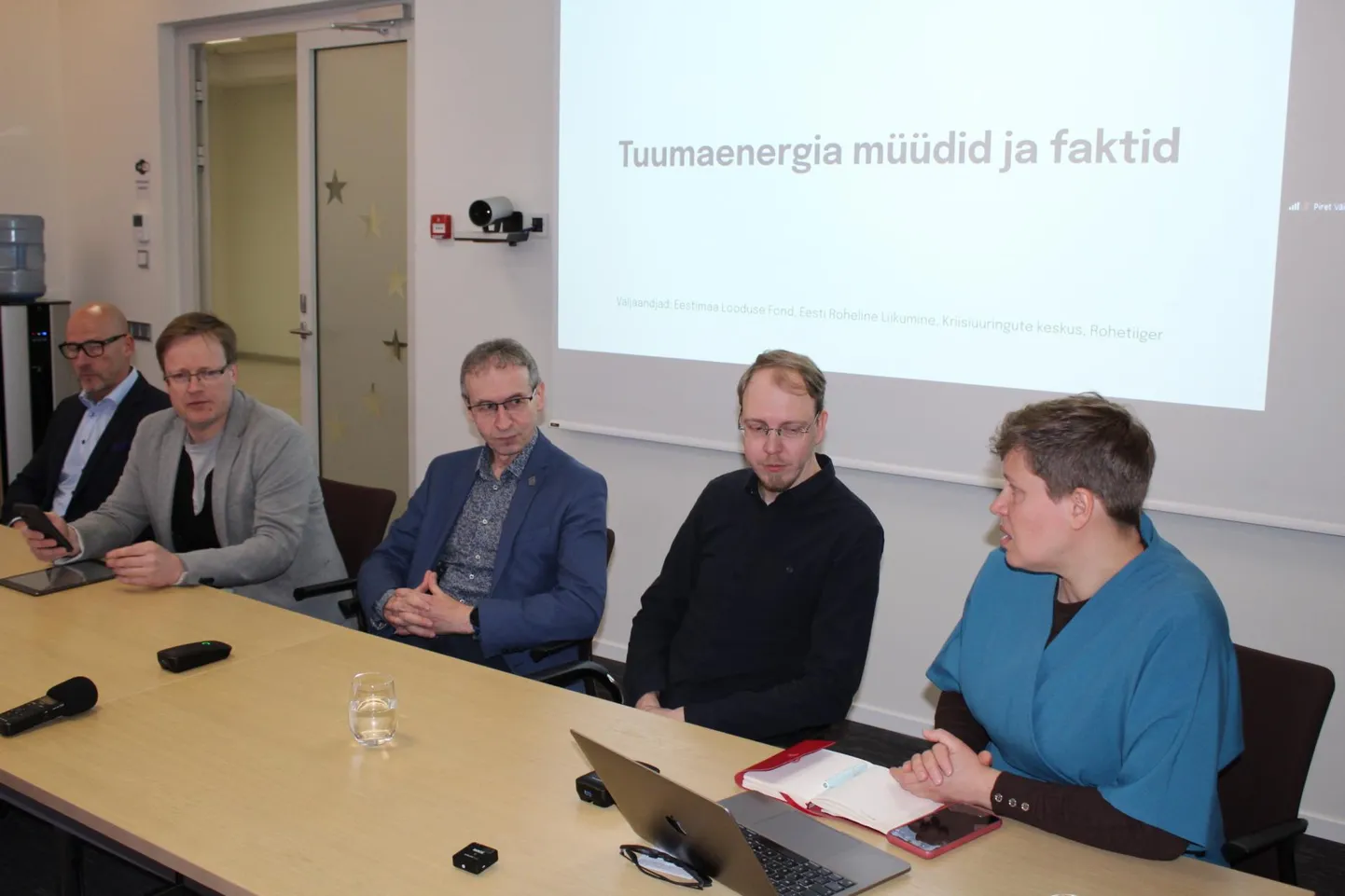 Vasakult Andres Veske, Erik Moora, Einari Kisel, Madis Vasser ja Ingrid Nielsen sõna võtmas. Piret Väinsalu osales veebi teel.