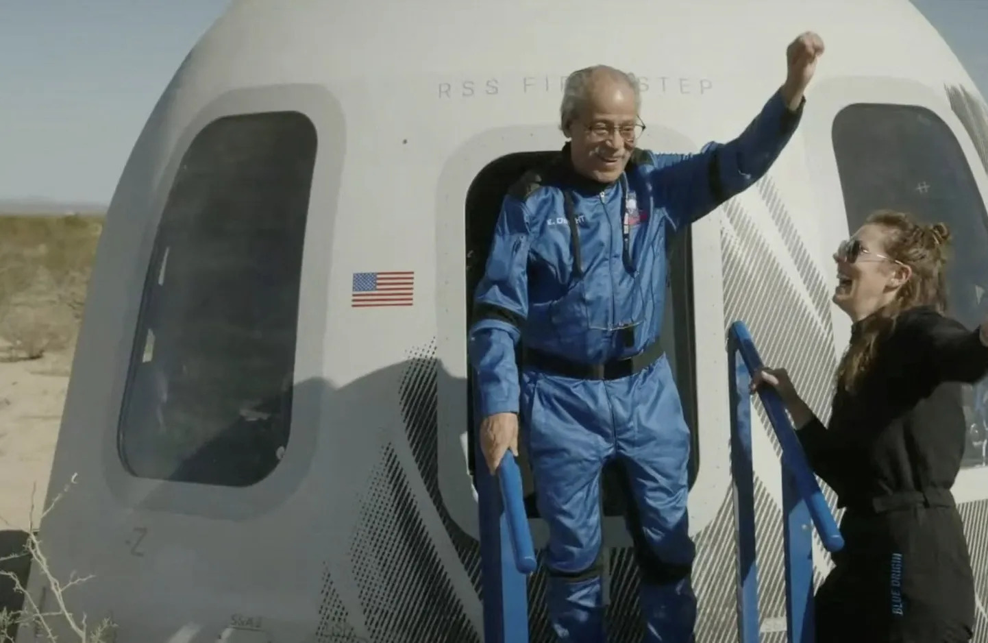 Ed Dwight, kellest sai 90 aasta ja kaheksa kuu vanusena vanim inimene kosmoses, pärast maandumist.