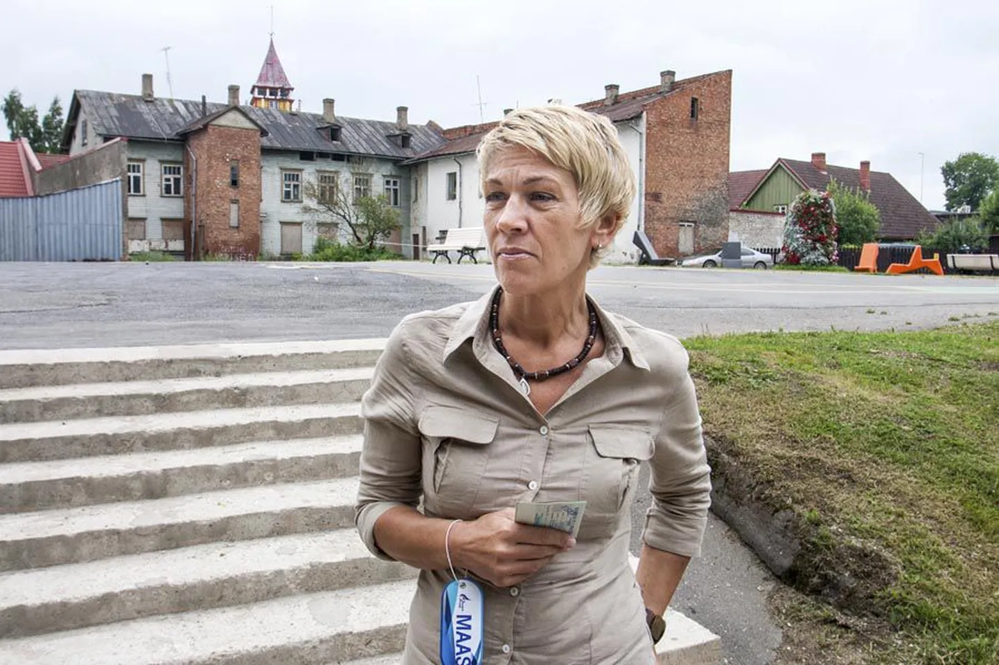 Neli korda Kambodža pealinnas Phnom Penhis lennukile pääseda üritanud  Ülle Roosi pääses sinna alles siis, kui Saksa saatkond oli talle kaasa andnud ranges toonis kirja, mida ta lennujaamas näitama pidi. Seejärel kinnitati tema randmele spetsiaalne silt, mis ta Viljandisse aitas.