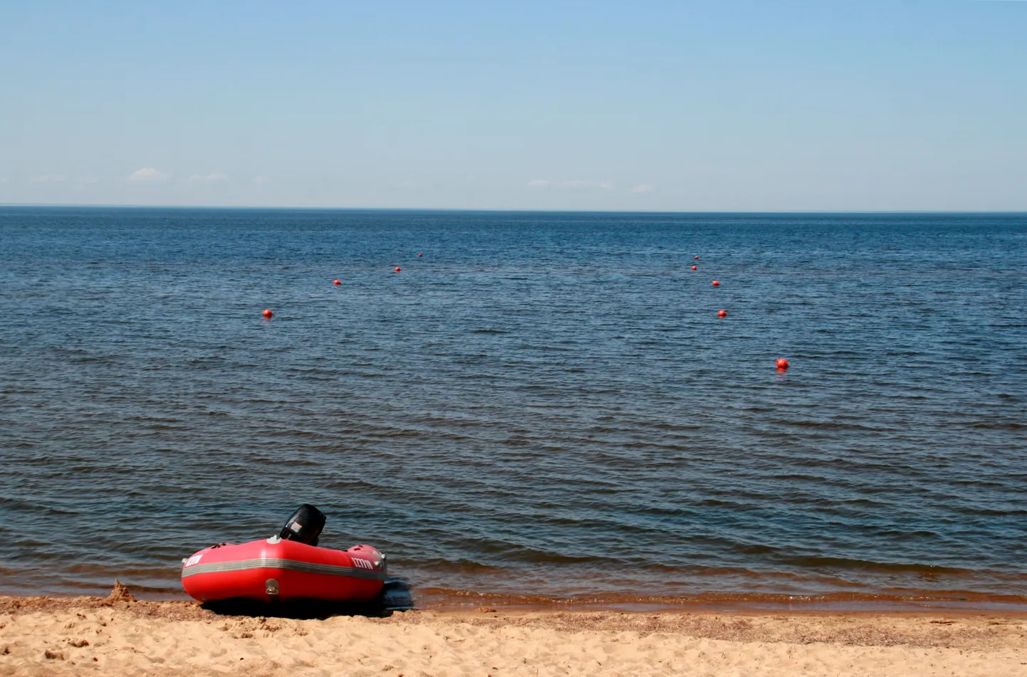 Спасательная лодка на пляже в Видземе. Иллюстративное фото