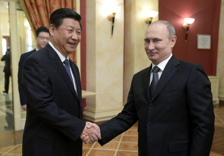 Лидер КНР Си Цзиньпин встречается с Путиным перед открытием Олимпиады в Сочи в 2014 году.