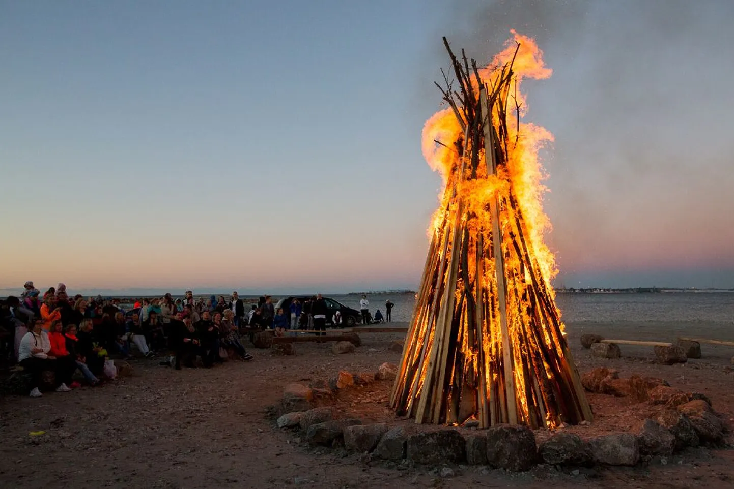 Kakumäel tähistati muinastulede ööd pirukafestivali ja Tallinna suurima lõkkega