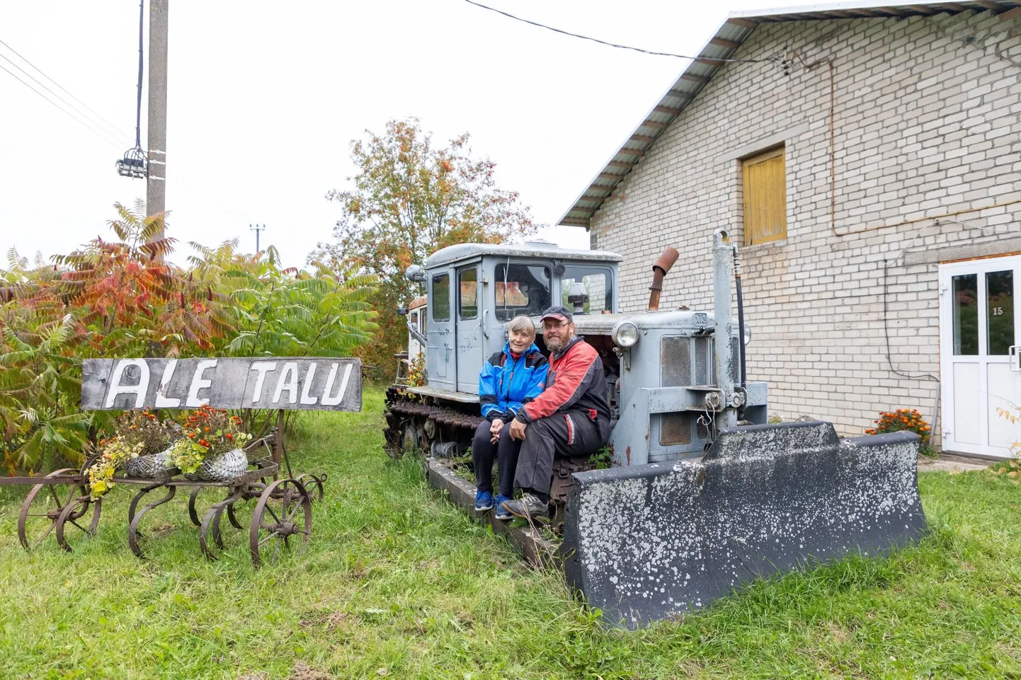 Ale talus igapäevakasutuses olev tehnika on igati moodne. Ent ka traktor T-74 – millega Koidu isa töötas kolhoosi ajal ja mille kabiinis on Koit sõna otseses mõttes üles kasvanud –, on siiani töökorras. Nüüd täidab traktor museaali ülesannet.