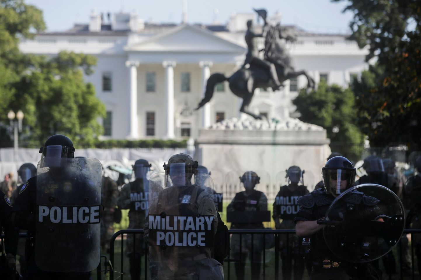 Valge Maja ümber on paigutatud meeleavaldusi ohjeldama sõjaväepolitsei.