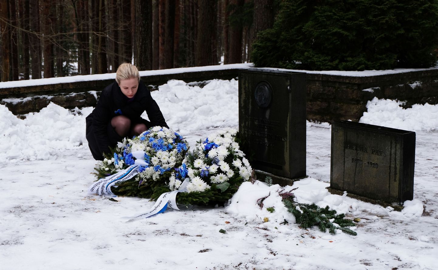 Pirita linnaosavanem Alina Tubli asetab pärja Konstantin Pätsi hauale.