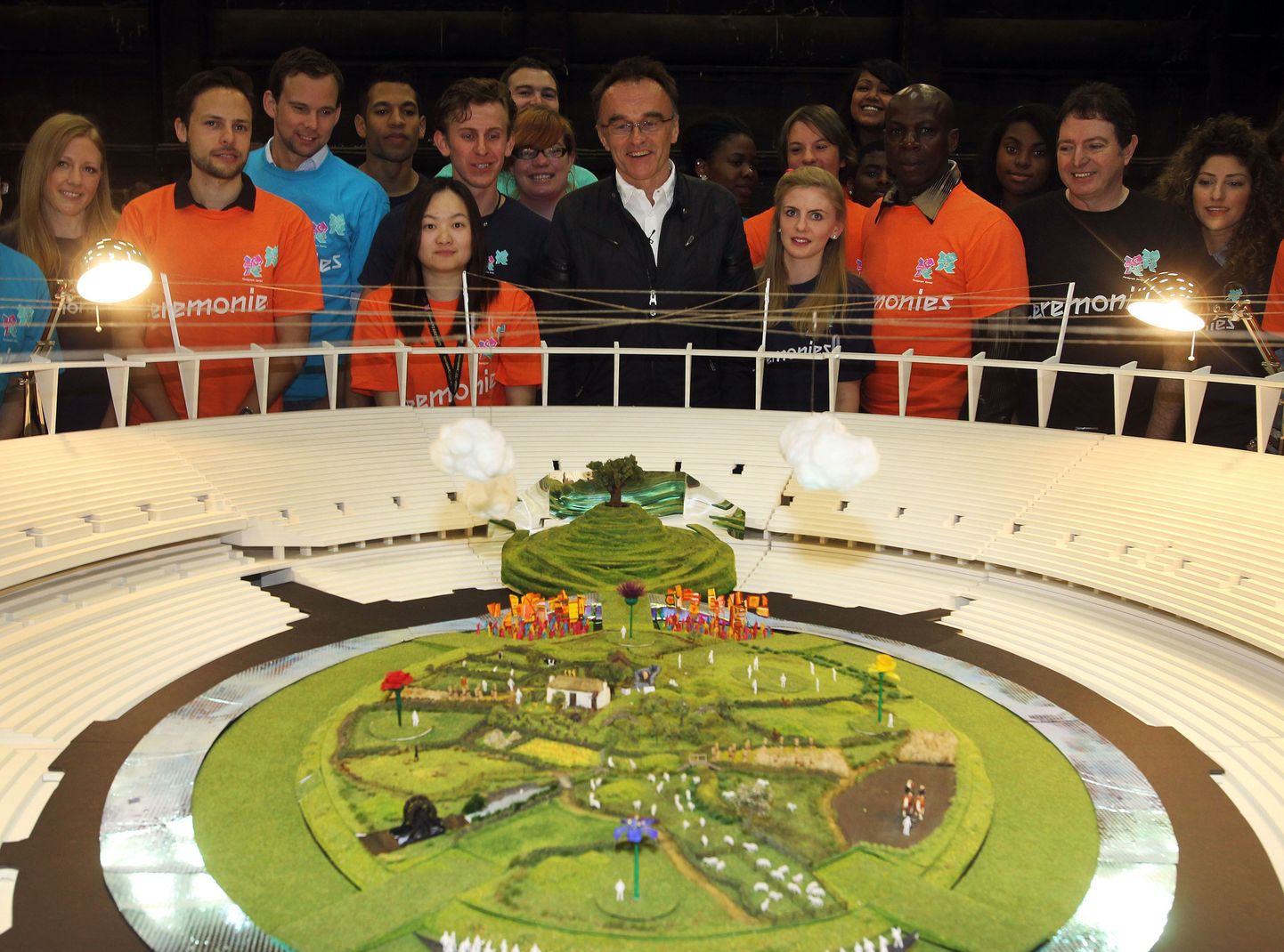 Londoni olümpiamängude avatseremoonia lavastuse taga on  Briti filmitegija Danny Boyle (keskel)