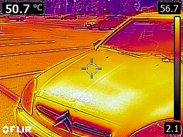Kuna värvikood on oma tumedamas osas umbkaudu kahe kraadi juures, siis pildilt õnnestub leida täiesti tumedaid piirkondi auto iluvõre juurest - selle põhjuseks on asjaolu, et esivõre ribide vahelt ei pääse mootoriruumis olevat soojuskiirgust välja ja see paistabki seetõttu tumedana.