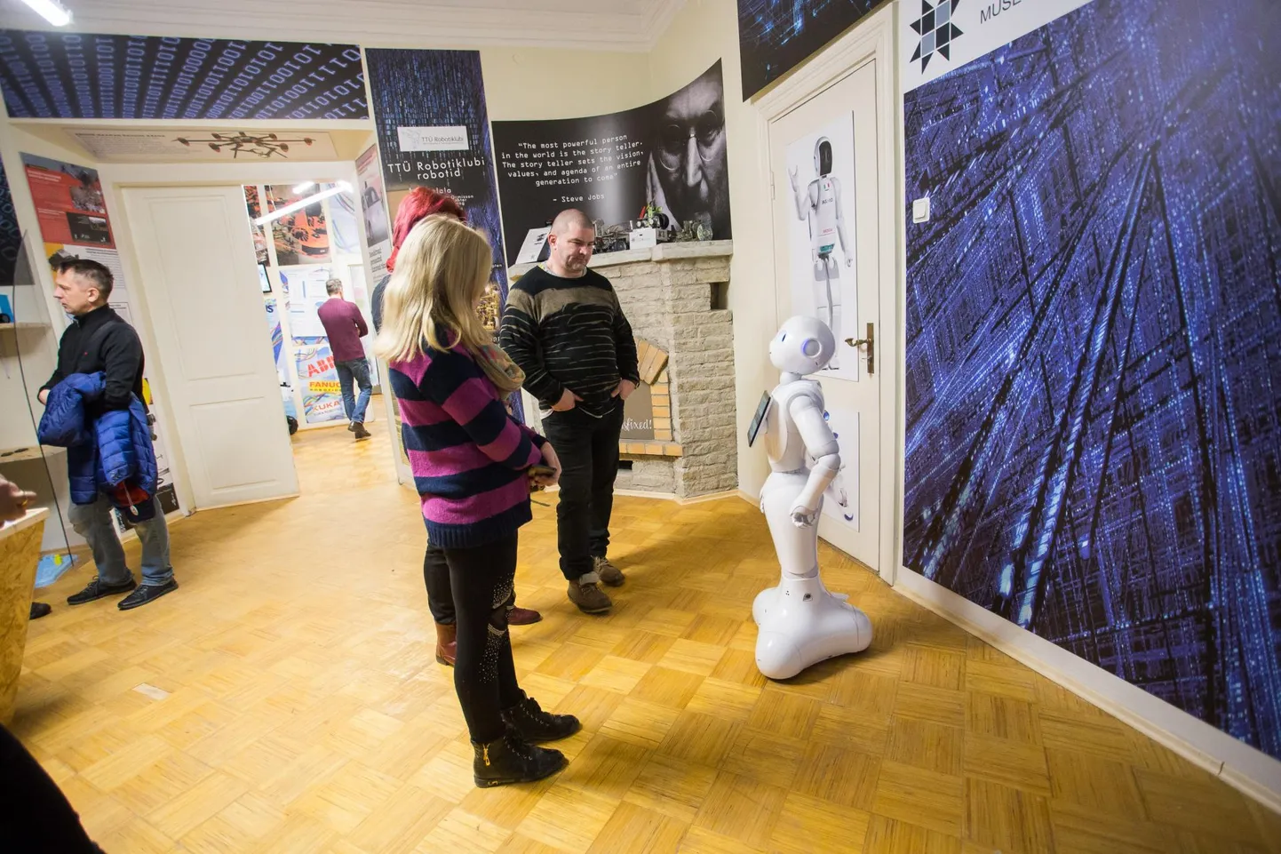 Rehbinderi maja avamisel läinud sügisel tegid huvilised esmakordselt tutvust robot Pepperiga (paremal).