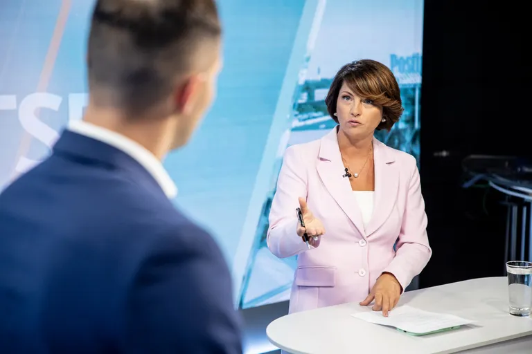 Студия Postimees: часто ли злоупотребляют соцпособиями? О чем не знают срочники? / Одежда ведущей: Tallinna Kaubamaja / MarcCain