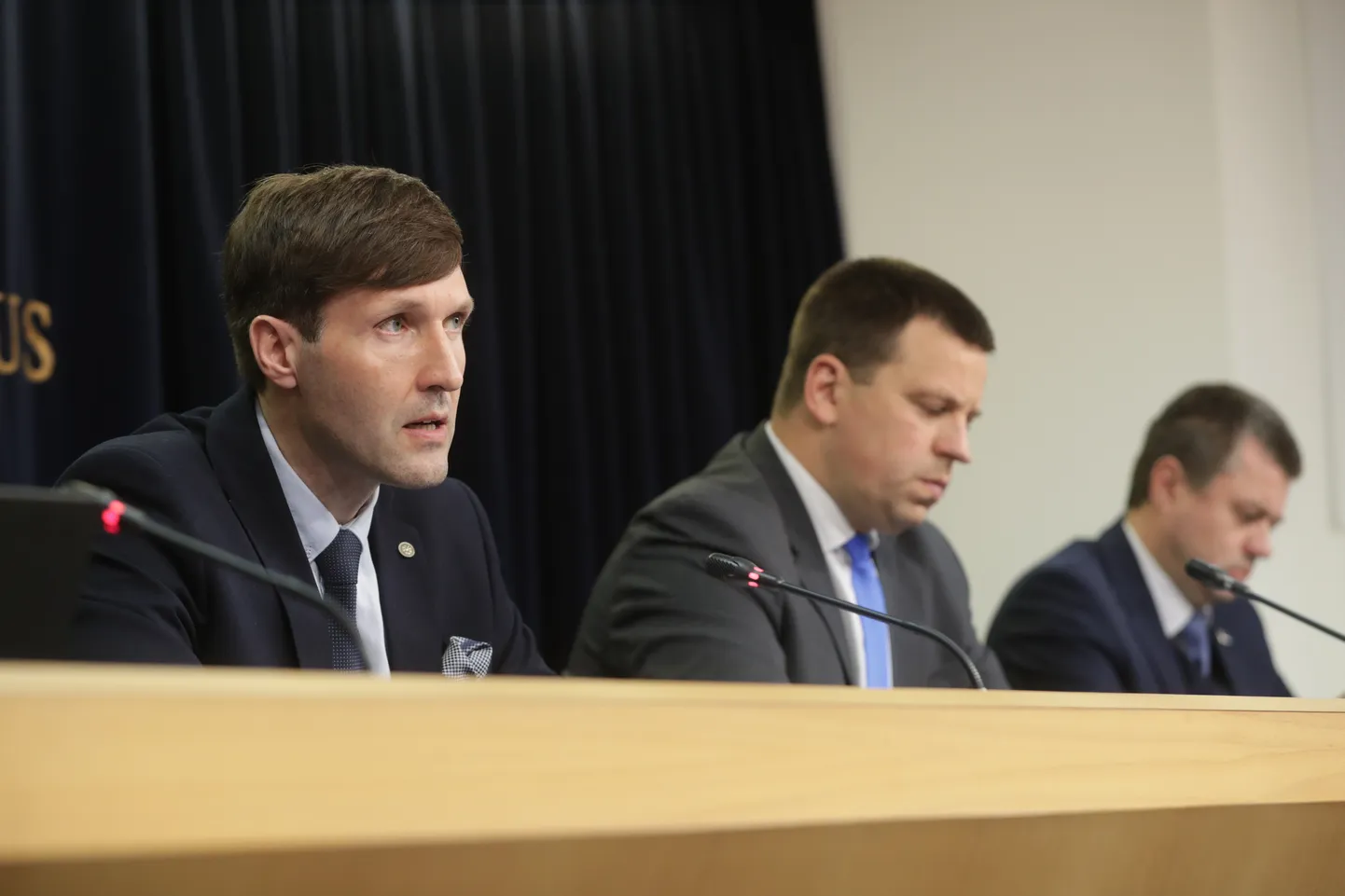 Martin Helme, Jüri Ratas ja Urmas Reinsalu valitsuse pressikonverentsil.