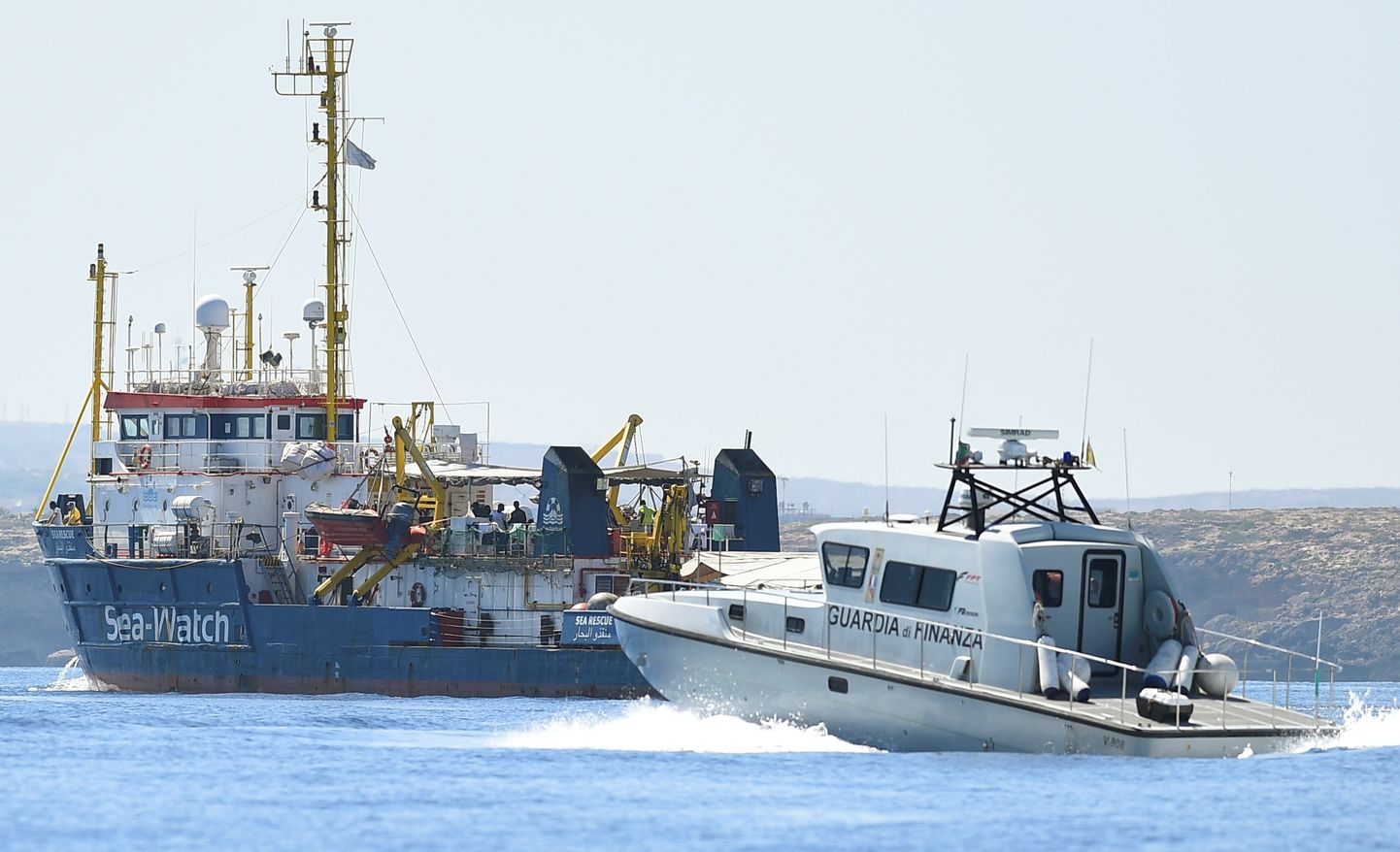 Itaalia politsei sõitmas Sea-Watch 3 juurde Lampedusa saare lähistel 26.juunil.