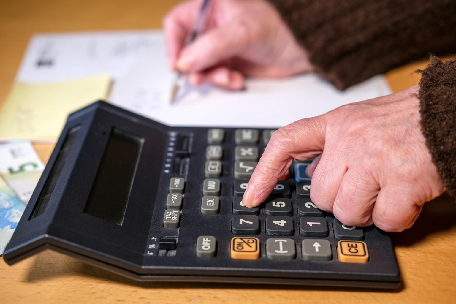 Riina Sikkut: "Töölt koju jäämine tähendab inimesele kaotust sissetulekus: nädalane haigus viib miinimumpalga teenijalt 70 eurot."