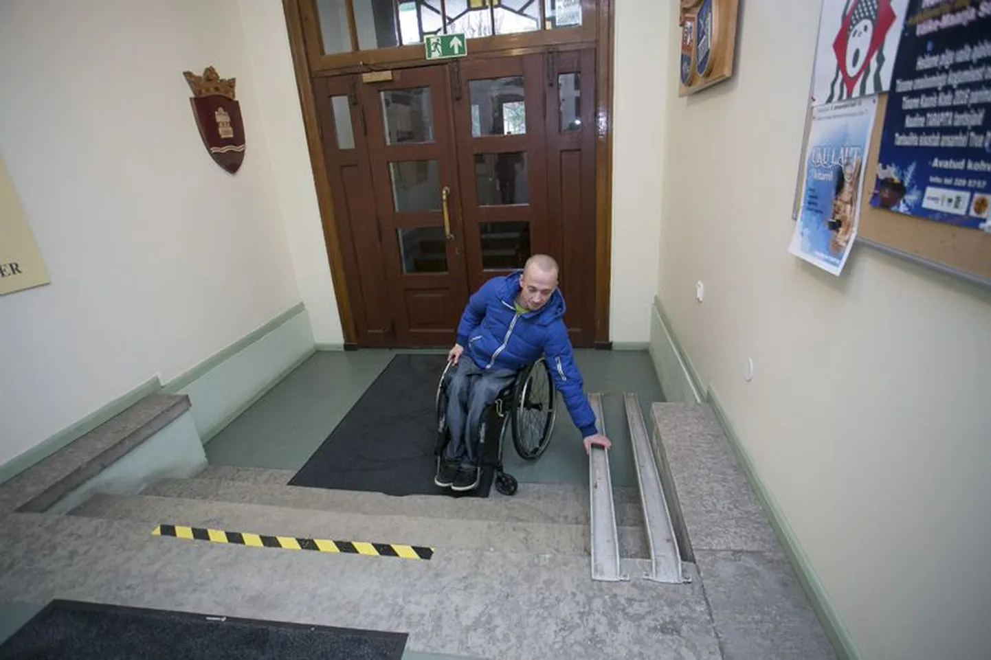 Lääne-Viru maavalitsuse peauksest neljal rattal sisenedes tuleb rennid endale sobivalt maha sättida. Kahjuks on vahe ukse ja rennide vahel nii väike, et suurema ratta või lapsevankriga sinna ei mahu. Kalle on aga nii suur, et muidu väga osav Martin sealt abita üles ei saa.