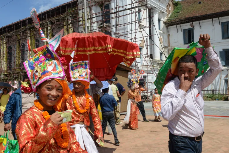 Hinduismis on lehm püha loom. Uskumuste järgi aitab lehm lahkunud inimese hingel kergemini jõuda teispoolsusesse.