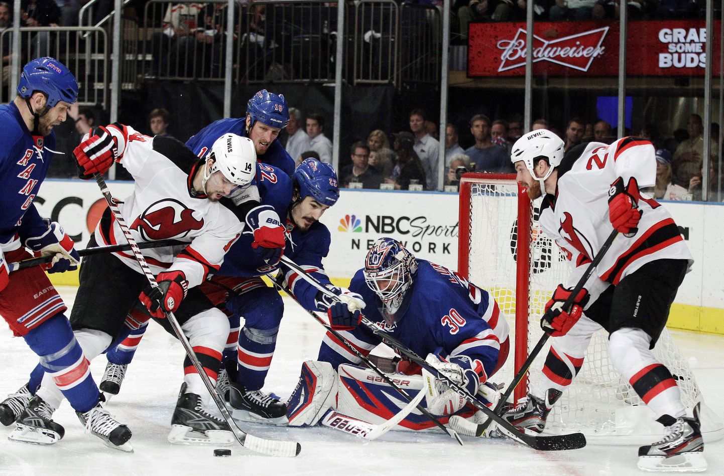 New Jersey Devils (valges) ja New York Rangers peavad Idakonverentsi finaalis ägedat lahingut.