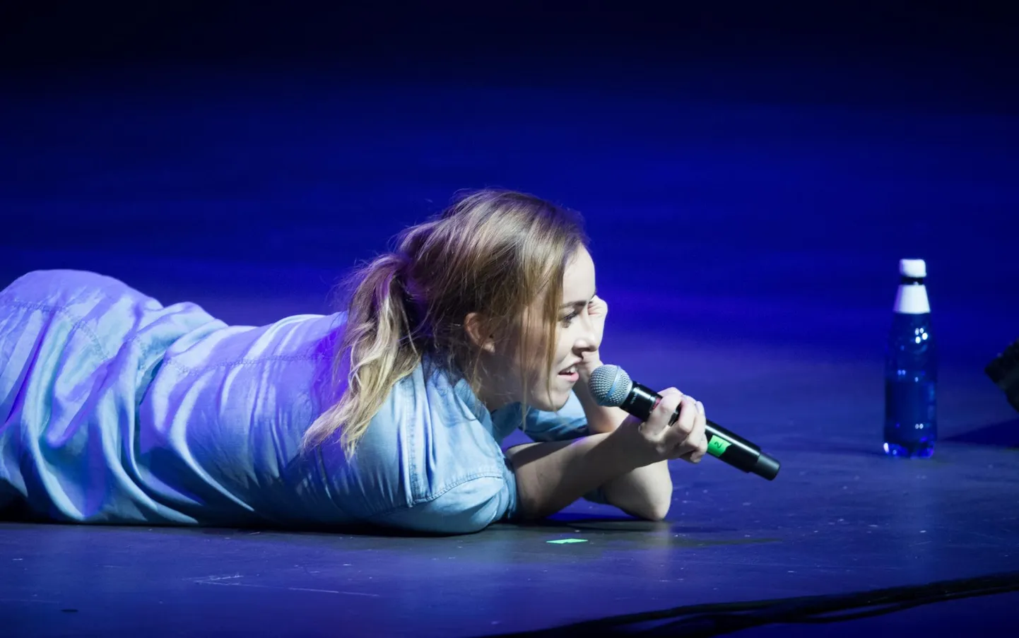 Tallinn Comedy Gala ainuke naisesineja Kristel Aaslaid tõmbas Eesti meeskoomikutele mütsi pähe dünaamilise lavalise liikumise ja isikupärase miimikaga.