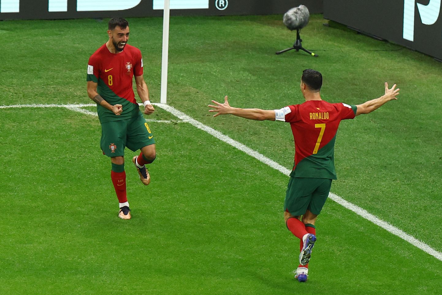 Bruno Fernandes ja Cristiano Ronaldo Portugali väravat tähistamas