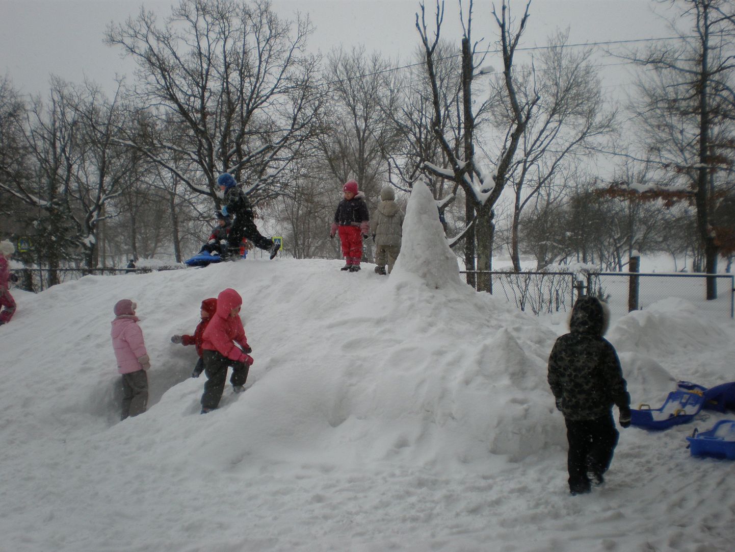 Männipargi lasteaia lumelinn.