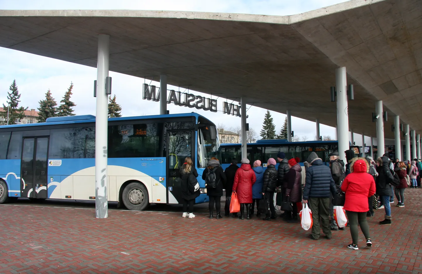 Eelmise hanke nurjumise järel sõlmiti praeguste vedajatega kaheks aastaks uued lepingud, eakad "pilvebussid" on päris hästi vastu pidanud.