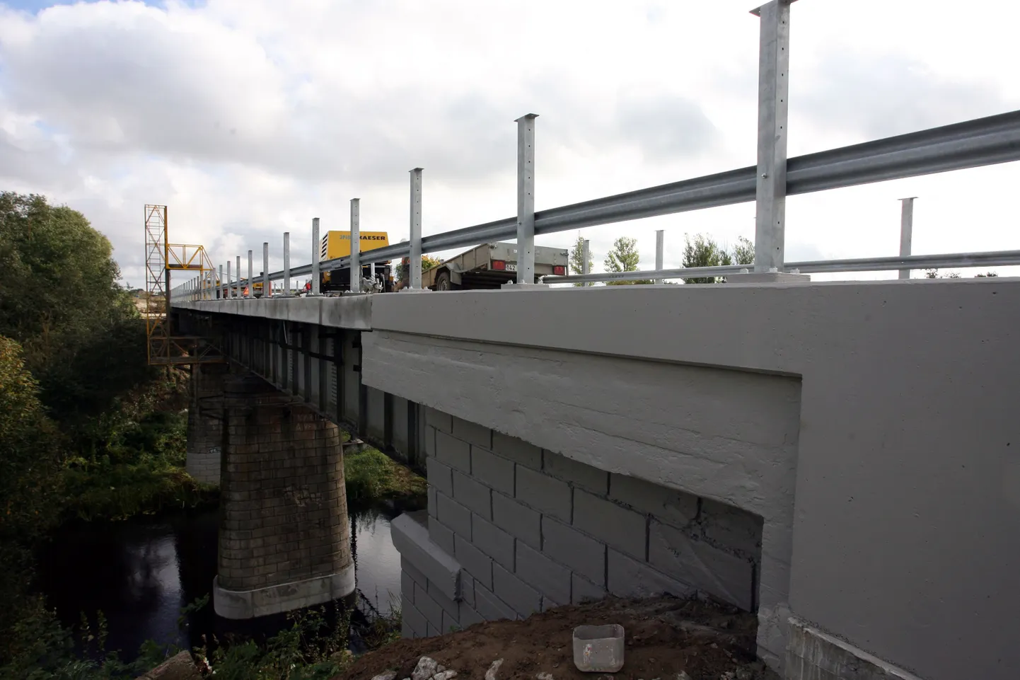 Работы по реконструкции железнодорожного моста.
