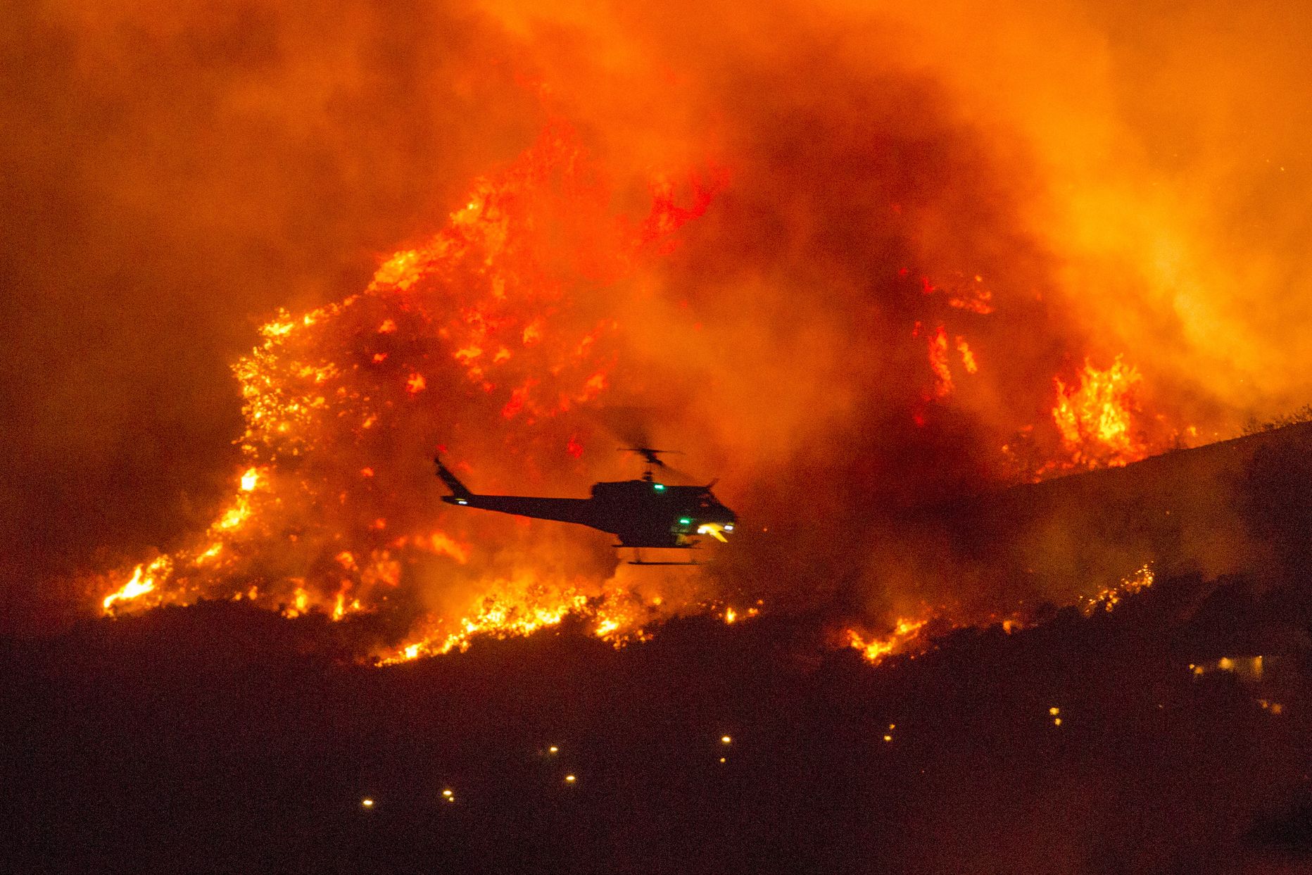 Пожарный вертолет в Калифорнии. Иллюстративное фото.
