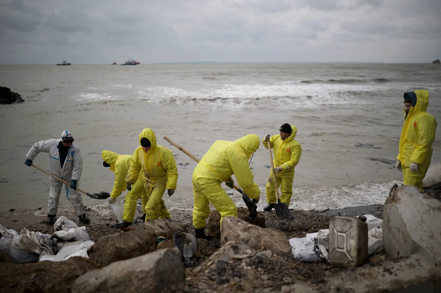 Иллюстративное фото. Ликвидация последствий разлива мазута в море. Уборка загрязнения на береговой линии в Крыму (Украина) после разрушения двух российских танкеров. Декабрь 2024 года.