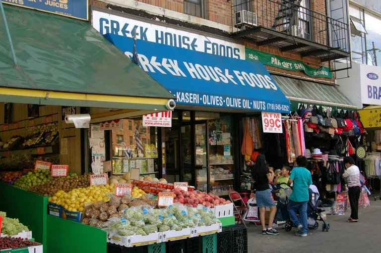 Astoria Queens linnaosas on palju eri rahvaste poode