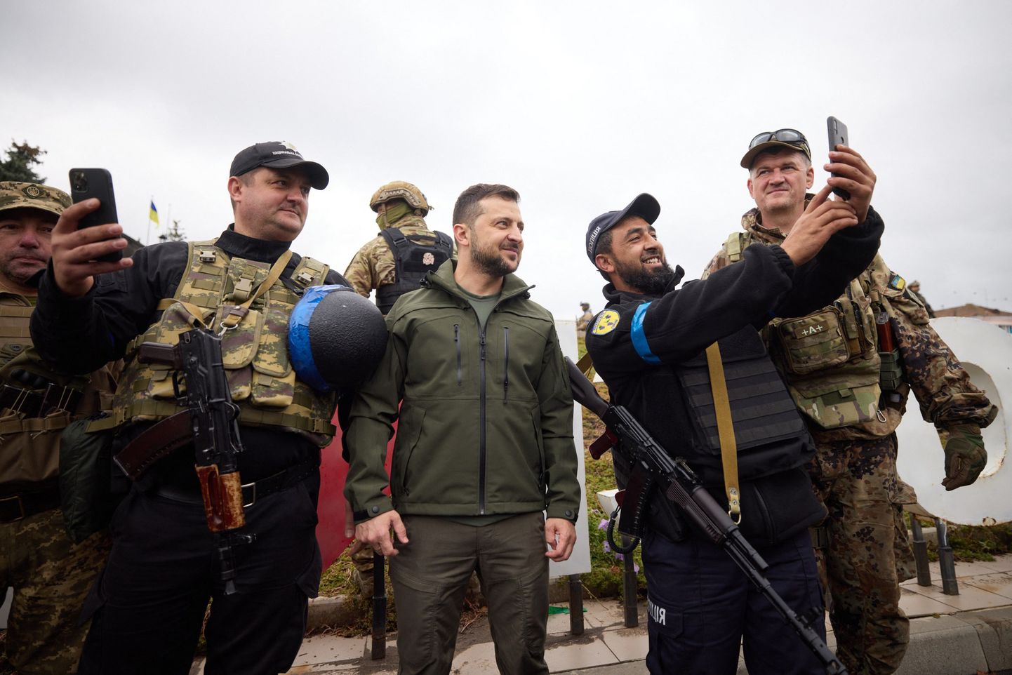 Ukrainas prezidents Volodimirs Zelenskis apmeklē no Krievijas karaspēka nupat atbrīvoto Harkivas apgabala Izjumu.