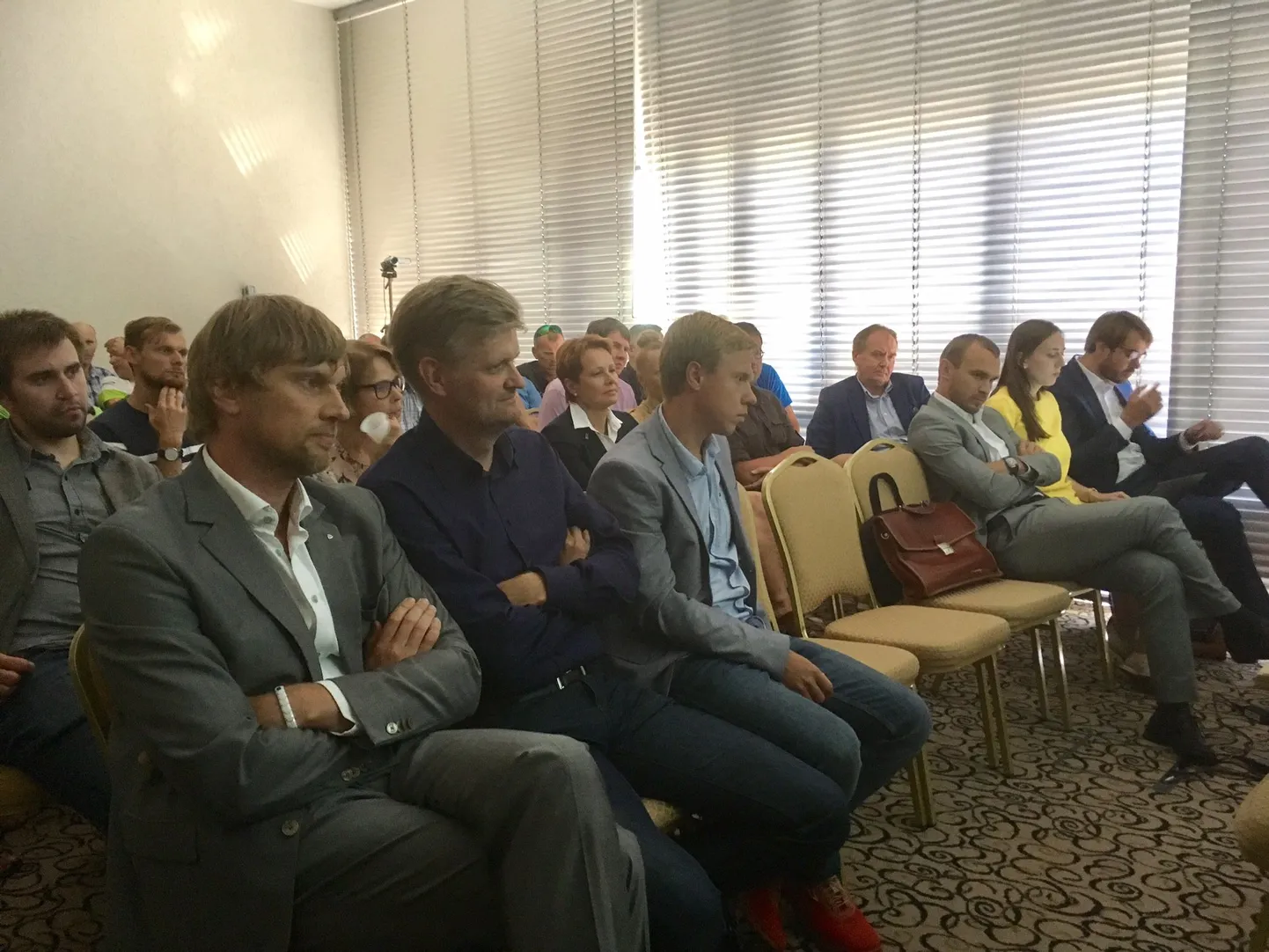 Eesti Suusaliidu president Andreas Laane (vasakul) võitis eilsel üldkogul usaldushääletuse. Fotol veel Laane vastasleeri presidendikandidaat Martin Kruus (keskel) ja Eesti edukaima talisportlase Kelly Sildaru treener ja isa Tõnis Sildaru.