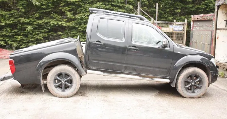 Välismeedias levivad pildid pooleks murdunud Nissan Navara ja Pathfinderi pikapitest.