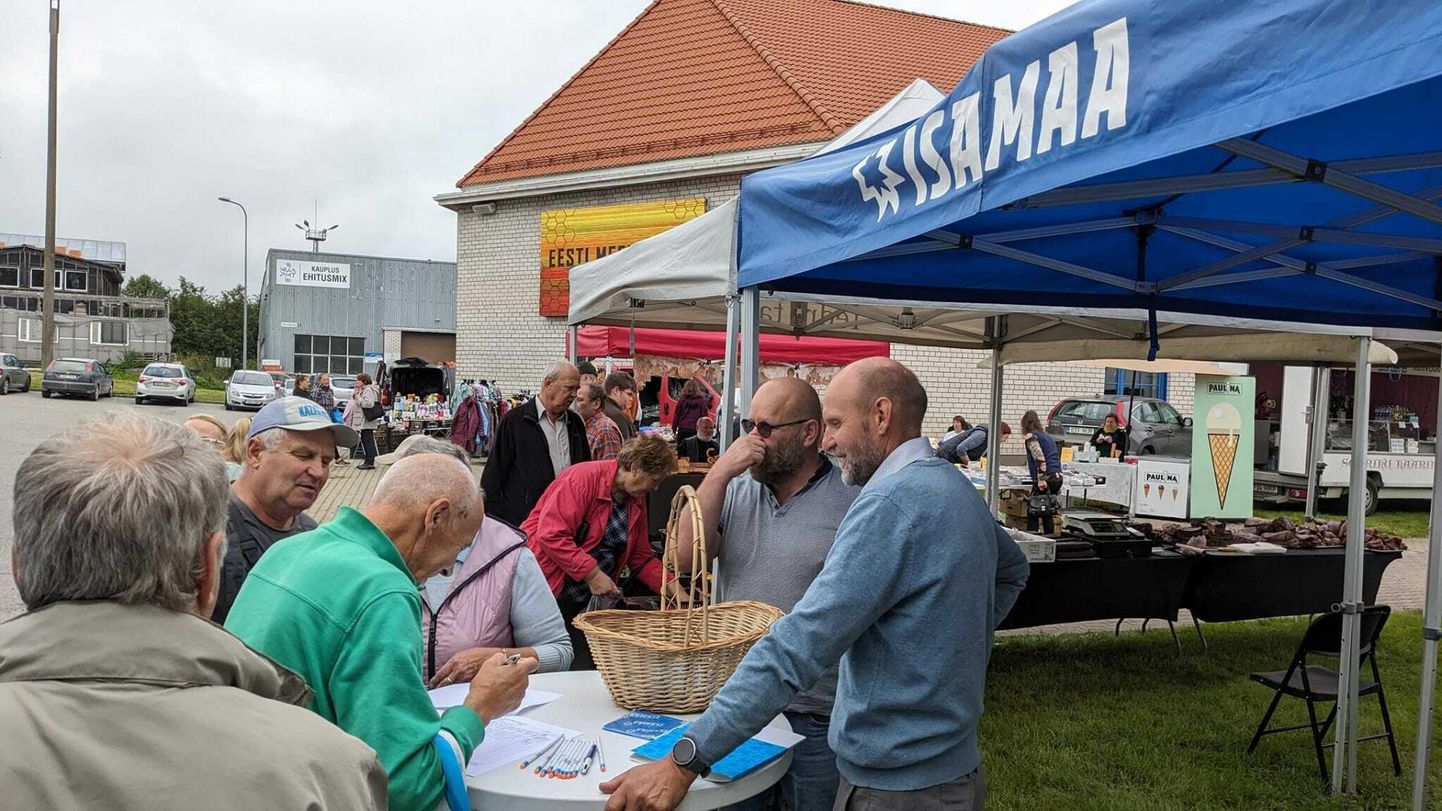 Erakond Isamaa liikmed on automaksu vastu protesteerinud ja allkirju kogunud mitmel pool üle Eesti. Pildil erakonna liikmed 9. septembril Karksi-Nuia meefestivalil allkirju kogumas, esiplaanil Helir-Valdor Seeder.