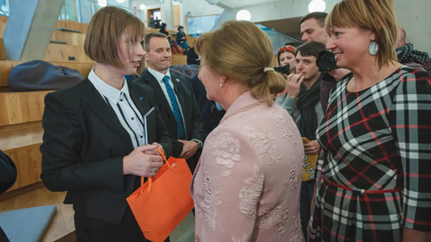 Kersti Kaljulaid kogub kiiresti populaarsust. Tartu ülikooli Narva kolledžis tekkis presidendiga kohtuda soovinuist eile lausa järjekord. Sellel fotol annab Narva-Jõesuu linnapea ametist äsja lahkunud Iraida Tšubenko (keskel) kõrgele külalisele üle kohalikud suveniirid.