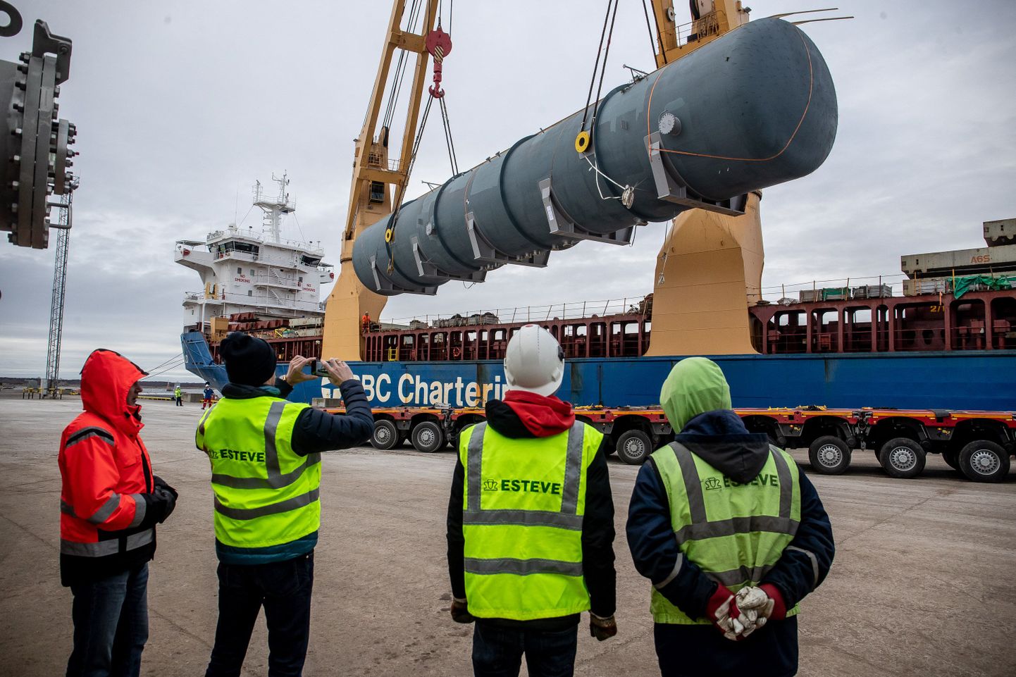 Uruguaysse mineva 300 tonnise boileri laadimine laevale Paldiski Lõunasadamas.