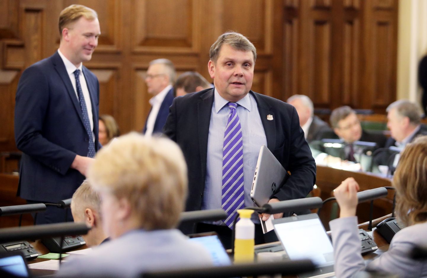 Saeimas deputāts Aldis Adamovičs (centrā) pirms Saeimas ziemas sesijas pirmās sēdes, kurā pēc Satversmes tiesas sprieduma var piedalīties kriminālvajāšanai izdotie Saeimas deputāti.