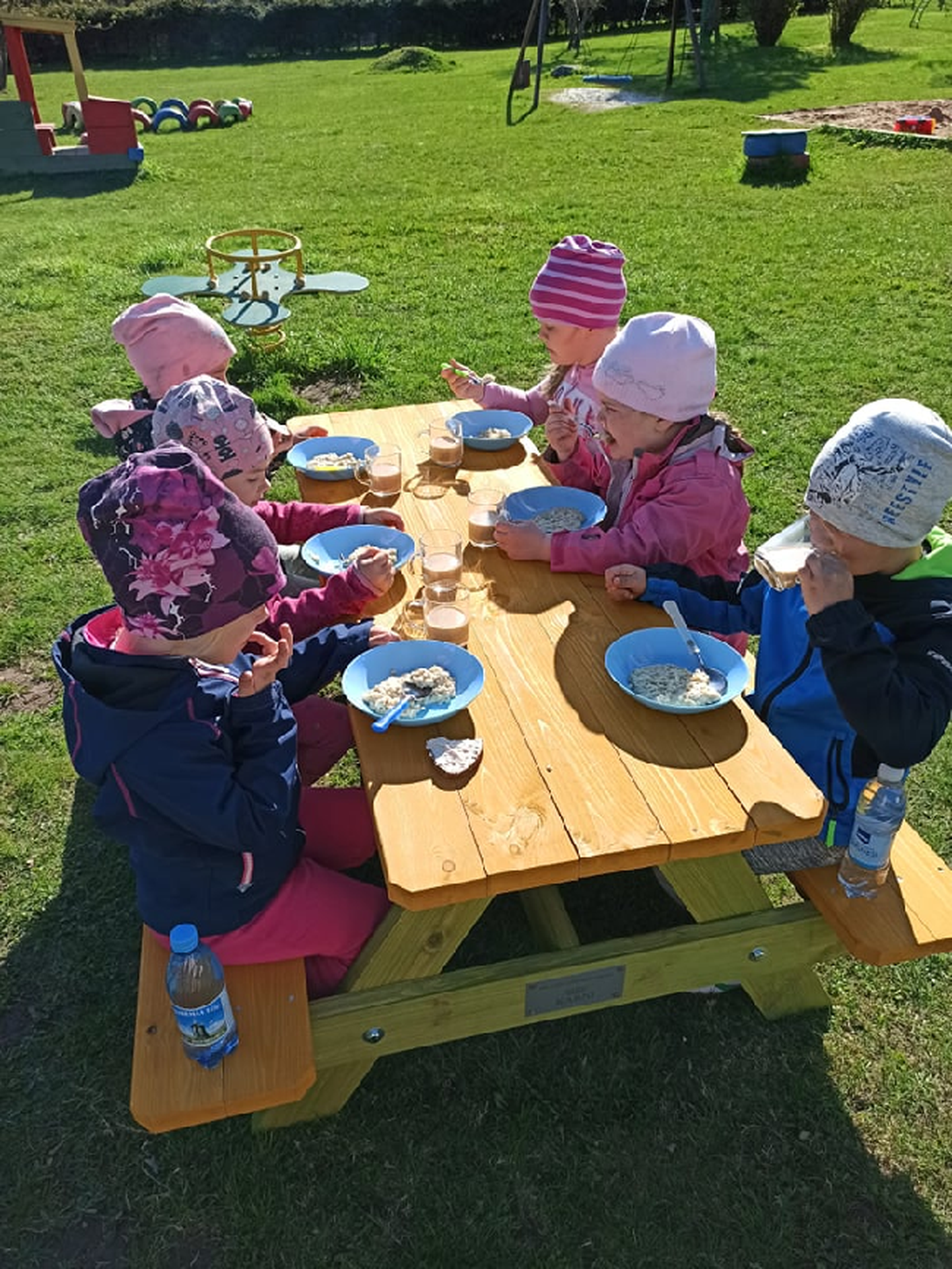 Lauad on aktiivses kasutuses nii õppetegevustes kui ka ilusa ilma korral õues söömiseks.