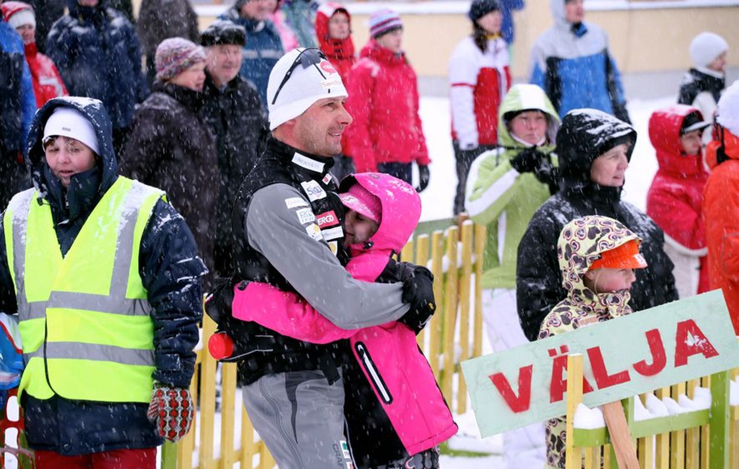 Aasta tagasi 15 km sõidus oli kullamehe Jaak Mae esimeseks õnnitlejaks tütar. Tänavu alustas Mae Eesti meistrivõistlusi hõbedaselt.