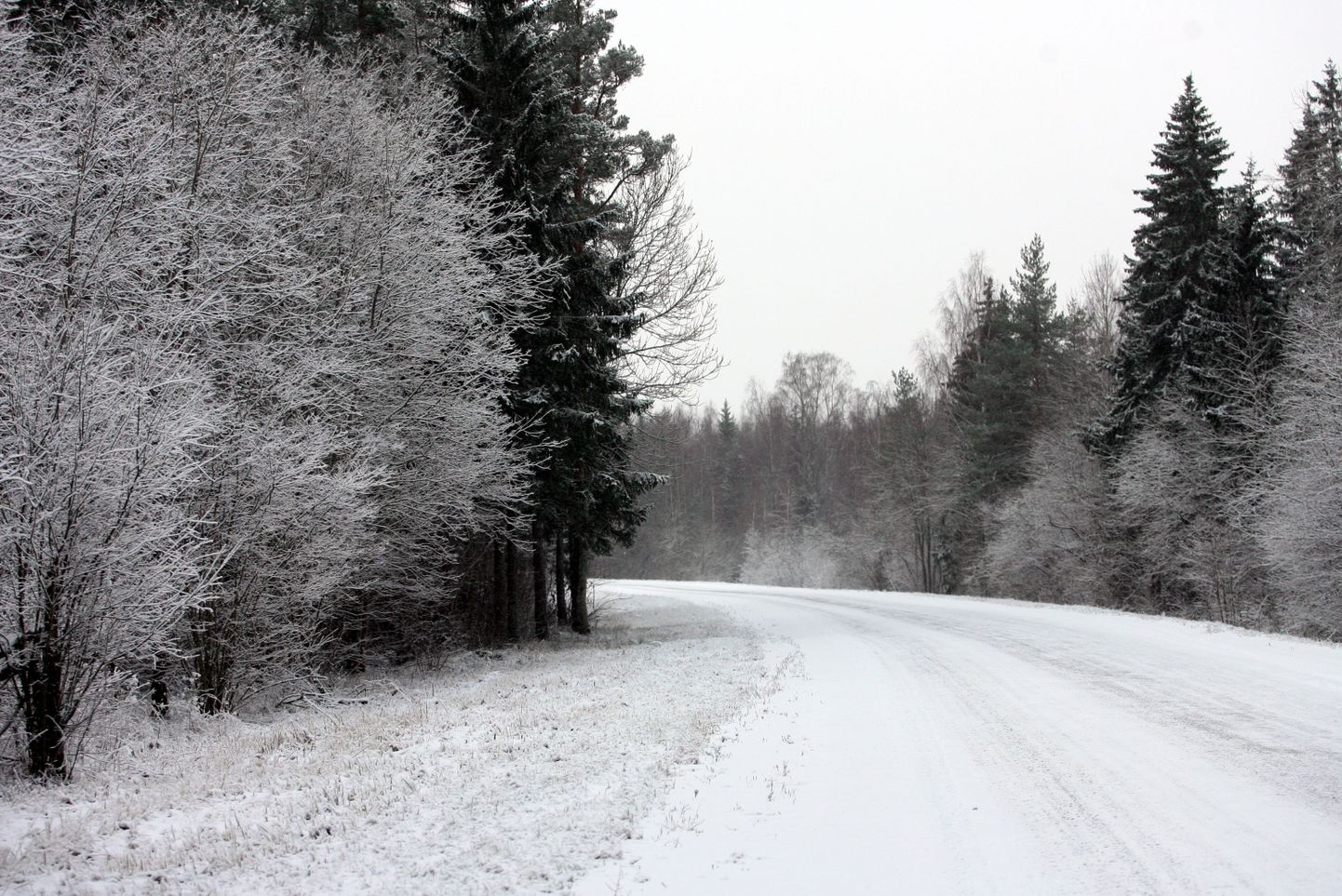 Paljudes paikades on maanteed täna lumised.